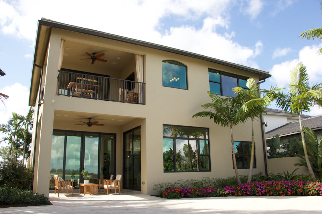 An image of a home in Florida with palm trees