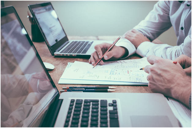 an underwriter speaking with an investor during a meeting