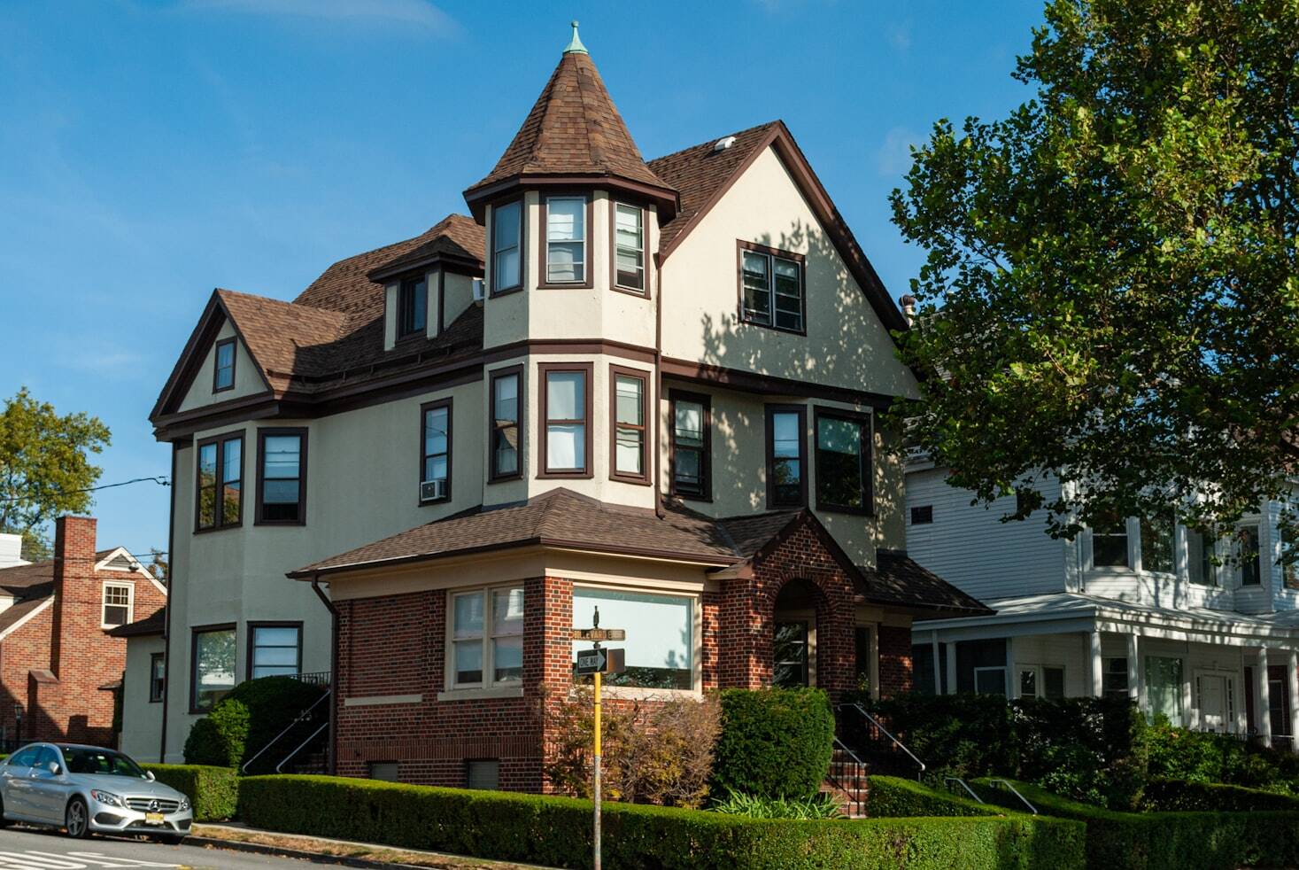 A White and Red Brick Single-Family Rental Property in New Jersey
