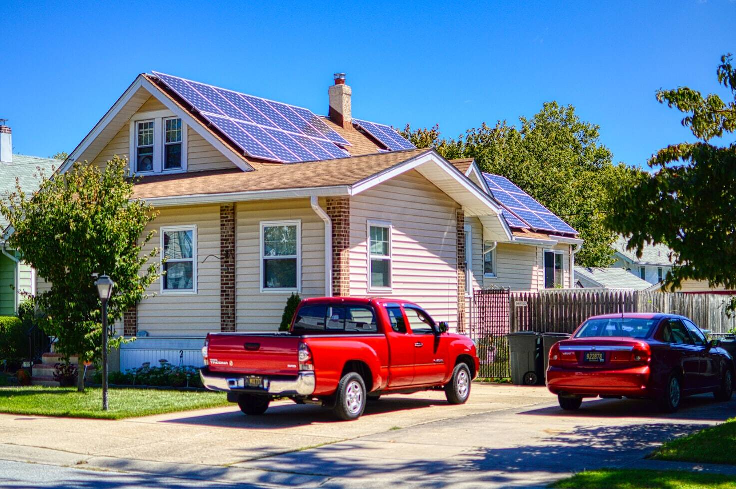 A Single-Family Rental Home with Two Cars Parked Outside and a Front Yard in Delaware